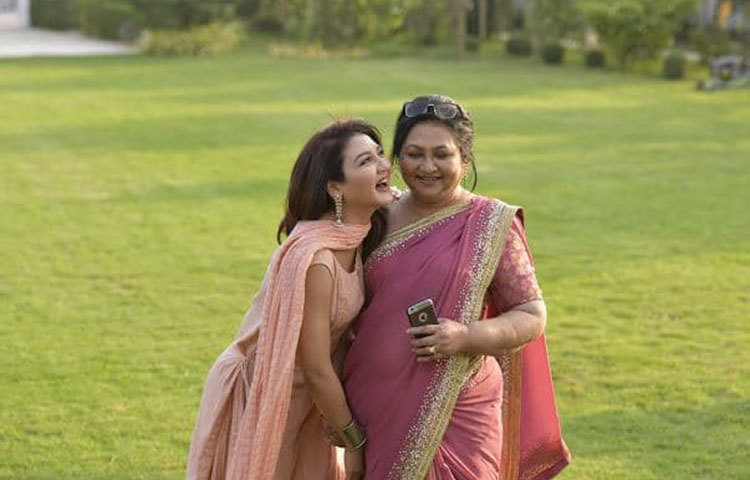 জয়ার এই ছবি দেখে ভক্তরাও কমেন্টেসে তার মাকে শ্রদ্ধা ভালোবাসা জানিয়েছেন।