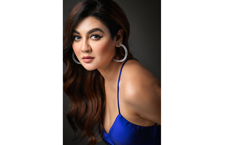 জয়ার এই ছবি দেখে বান্টি ভাই নামের এক আইডি থেকে লেখা হয়েছে, ‘চোখ দুটো টানাটানা, ঠোঁট দুটো লাল লজ্জায় রাঙা হয়ে থাকে তার গাল।’ ছবি: ফেসবুক