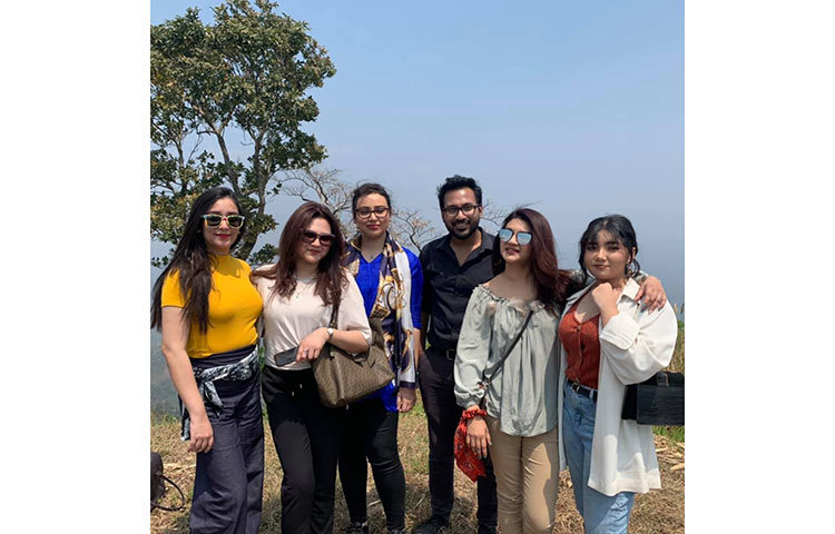 ঘুরতে বেরিয়ে সহযাত্রীদের সাথে ফ্রেমবন্দি। ছবি: ফেসবুক