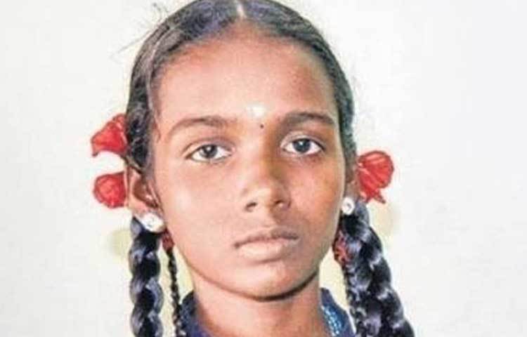 বাবা থেকেও নেই। ছোট মেয়েটার ঘাড়ে সংসারের দায়িত্ব চাপিয়ে দিয়ে আলাদা হয়েছেন।