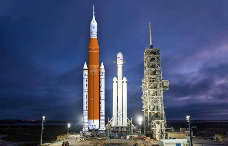 তাতেও অবশ্য সমস্যার সমাধান হয়নি। সমস্যা এবার অন্য জায়গায়। নাসায় ঢোকার টিকিট তো পেয়ে গিয়েছে, কিন্তু যাতায়াত খরচ! সেও তো অনেক টাকা।