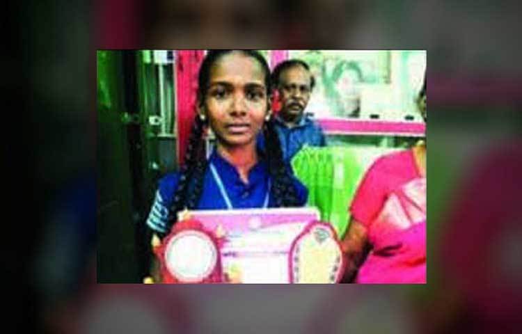 কিন্তু সেটাও যথেষ্ট নয়। জেলা শাসকের কাছে আর্থিক সাহায্যের জন্য আবেদন জানিয়েছে সে।