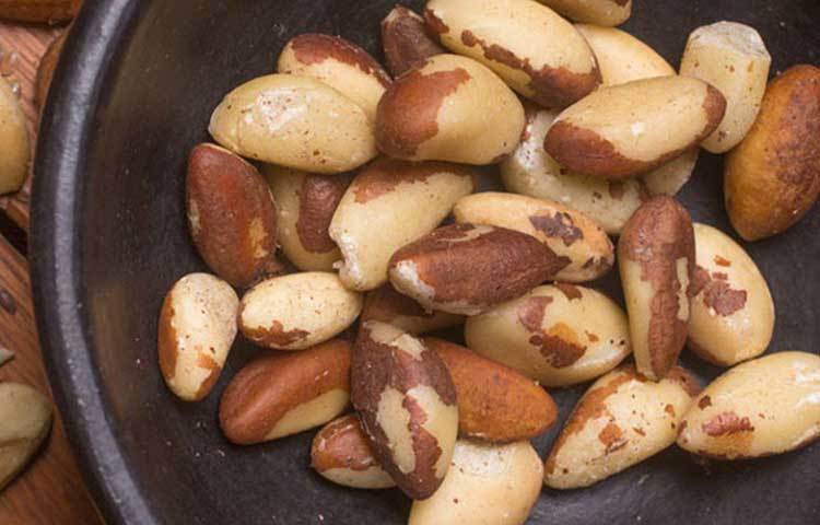 অসুস্থ মা আর ভাইয়ের যাবতীয় খরচ তাকেই টানতে হয়। পড়াশোনার ফাঁকে সে জন্য তাকে বাদাম বিক্রি করতে হয়।