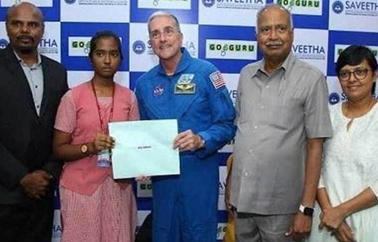 বাদাম বেচার পাশাপাশি সে টিউশনিও করে। অষ্টম আর নবম শ্রেণি পর্যন্ত। গৃহত্যাগী বাবা কখনো কখনো মনে হলে টাকা পাঠান। বাকিটা তাকেই উপার্জন করতে হয়।