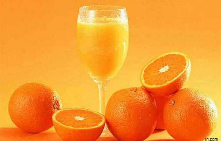 তাজা কমলালেবুর জুস ভীষণ স্বাস্থ্যকর, লো ক্যালোরি পানীয়। কার্বনেটেড ড্রিংকের অন্যতম বিকল্প এই ফলের রস। কমলালেবুকে বলা হয় নেগেটিভ ক্যালোরি ফুড। ছবি: সংগৃহীত