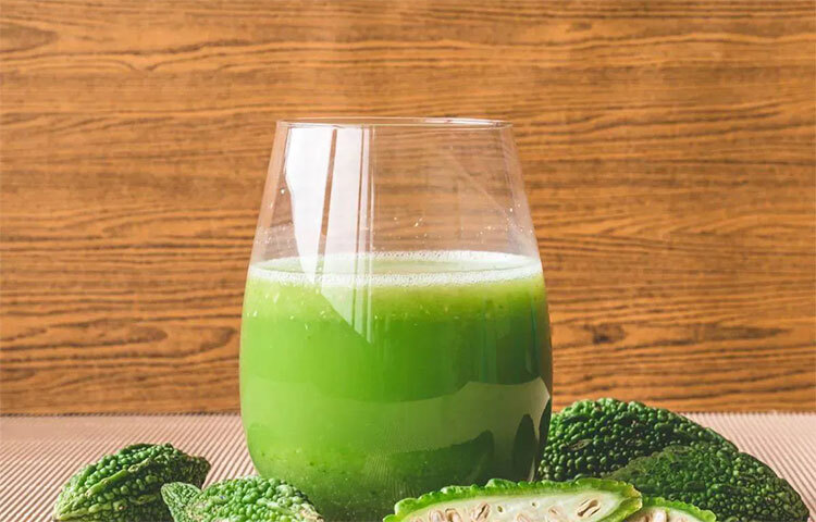 করলার রস বেশ তিতা। মোটেও স্বাদ নেই। কিন্তু এই পানীয় ওজন কমাতে সাহায্য করে। নিয়মিত করলার রস পান করলে লিভার উজ্জীবিত হয়। ফলে বাইলস অ্যাসিড ক্ষরিত হয়ে ফ্যাট মেটাবলিজমে সাহায্য করে। ছবি: সংগৃহীত