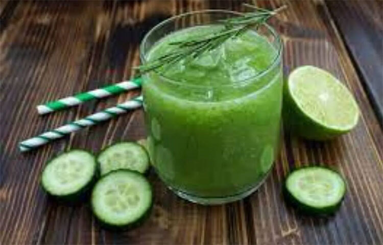 শসায় আছে প্রচুর পানি ও ফাইবার। শশা খেলে সহজেই পেট ভরে যায়। শসা কাজ করে মিল ফিলার হিসেবেও। শসার রসে কিছুটা লেবুর রস আর পুদিনাপাতা যোগ করলেই গরমের আদর্শ পানীয়। ছবি: সংগৃহীত