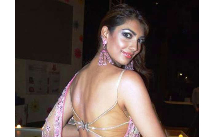 অভিনয়ের পাশাপাশি তিনি বেশ কিছু পণ্যের মডেলিংও করেছেন।