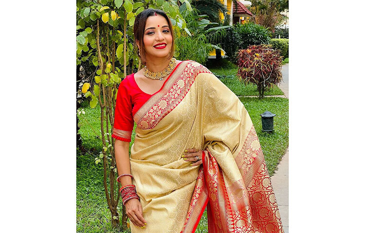 ভোজপুরী চলচ্চিত্রের পর্দা কাঁপানো অন্তরা বিশ্বাস মোনালিসা আবারও উষ্ণতা ছড়াচ্ছেন সোশ্যাল মিডিয়ায়। বাংলা ছবির জগতে ‘দুপুর ঠাকুরপো’-র দ্বিতীয় কিস্তিতে ‘ঝুমা বৌদি’ হিসেবে জনপ্রিয় মোনালিসা। ছবি: সংগৃহীত