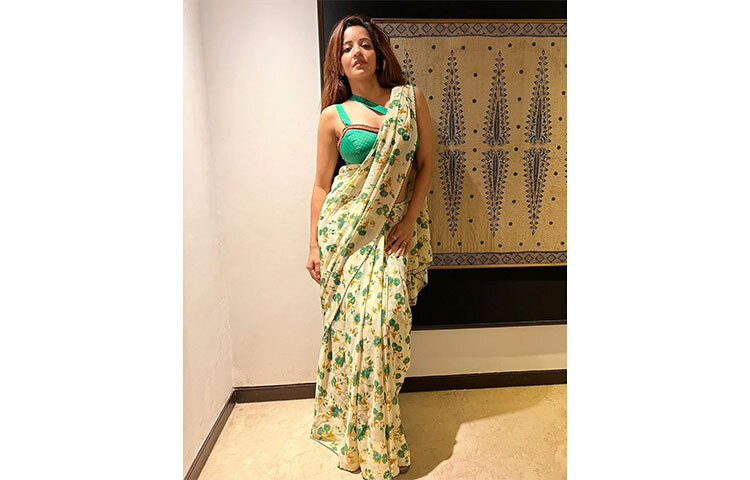 ফুল প্রিন্টের শাড়ির সঙ্গে সবুজ ফিতে দেওয়া আবেদনময়ী ব্লাউজ পরেছেন মোনালিসা। ছবি: সংগৃহীত