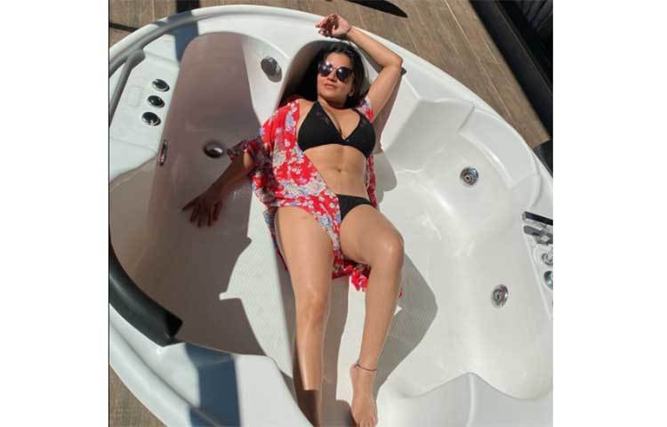 ছবি প্রকাশের ক্ষেত্রে মোনালিসা কারো কোনো মন্তব্য আমলে নেন না।