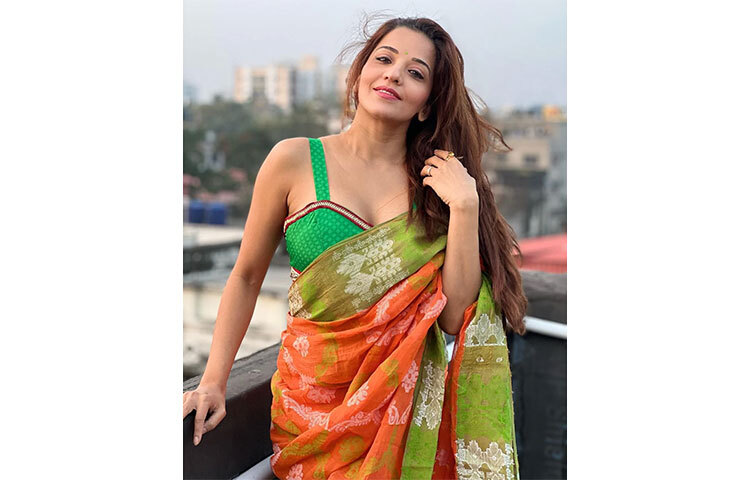 শাড়িতে বরাবরই মোহময়ী রূপে ধরা দেন তিনি। ছবি: সংগৃহীত