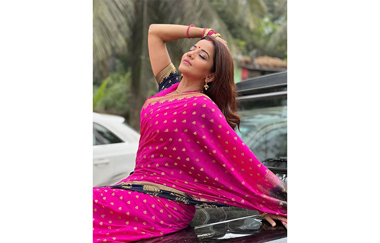 পিঙ্ক শাড়িতে নজরকাড়া সাজে মোনালিসা। ছবি: সংগৃহীত