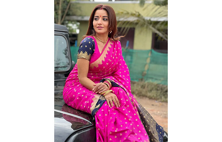 সোশ্যাল মিডিয়ায় নতুন করে ভাইরাল হয়েছে মোনালিসার সাজ। ছবি: সংগৃহীত