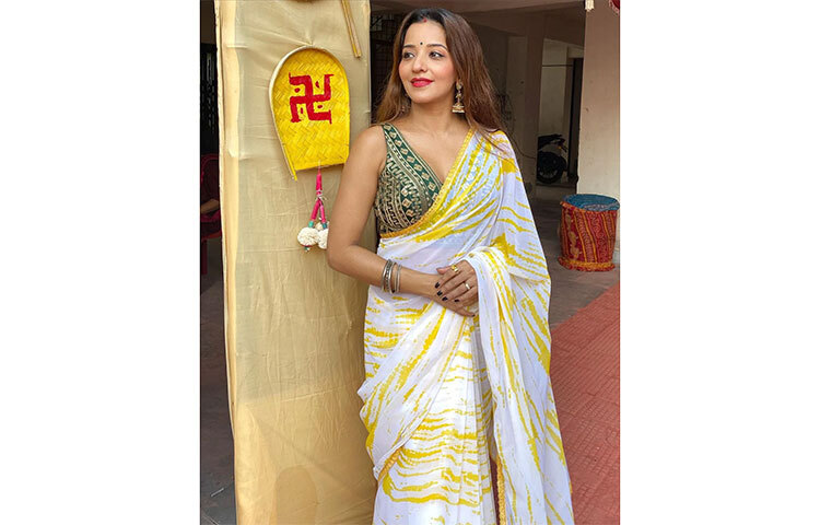 সাদা ও হলুদের মিশেলে শিফন শাড়িতে সেজেছেন মোনালিসা। ছবি: সংগৃহীত