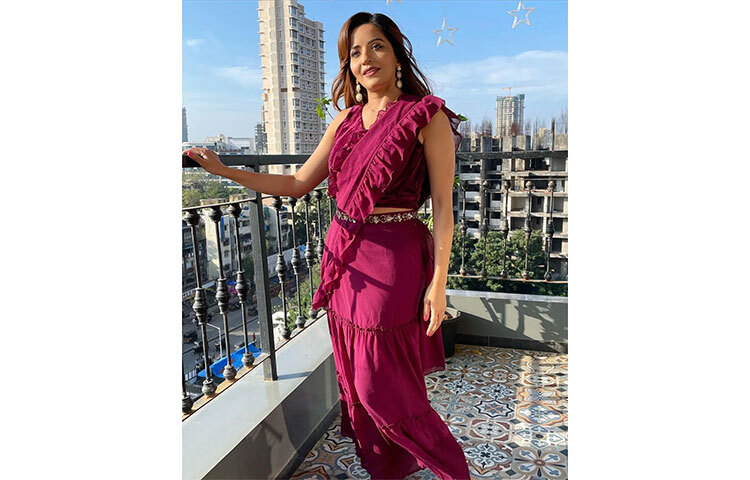 রাফেলড শাড়িতে নজরকাড়া মোনলিসা। ছবি: সংগৃহীত