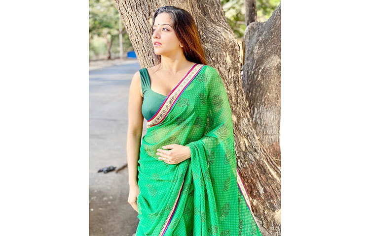 লকডাউনের মধ্যে শুটিং বন্ধ থাকলেও, শাড়িতে দেখা মিলল বাঙালি-কন্যার।