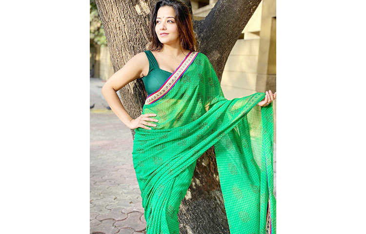 সবুজ রঙের শাড়ি পরে মোনালিসার ছবি প্রকাশ্যে আসতেই তা ভাইরাল হয়ে যায়।