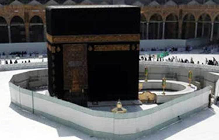 কিছুদিন মূল চত্ত্বরে তাওয়াফ বন্ধ ছিল। সে সময় বিশেষ জীবানুনাশক স্প্রে দিয়ে পরিচ্ছন্ন করা হয়। এবার কাবা শরিফকে করোনাভাইরাস মুক্ত রাখতে তাওয়াফ চত্ত্বরে বিশেষ ব্যবস্থা গ্রহণ করেছে সৌদি সরকার।