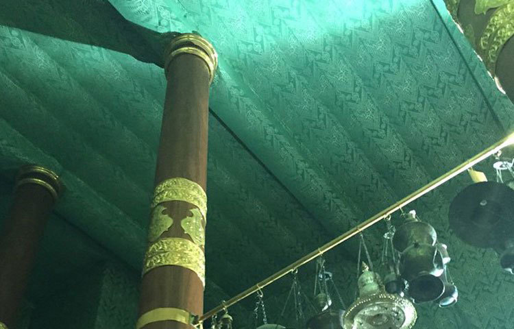 কাবা ঘরের তিনটি স্তম্ভের মাঝে ঝুলানো বাতি কাবা ঘরকে আরো সৌন্দর্য মণ্ডিত করে।