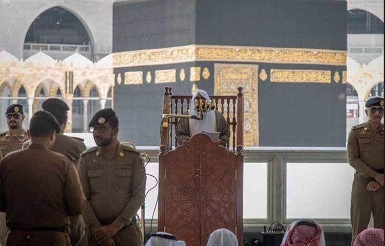 শনিবার থেকে কাবা শরিফের মূল চত্ত্বর তাওয়াফকারীদের জন্য খুলে দেয়া হয়েছে। তবে নির্ধারিত দূরত্ব বজায় রেখেই এ তাওয়াফ কার্যক্রম শুরু করেছে সৌদি আরবের হারামাইন কর্তৃপক্ষ।