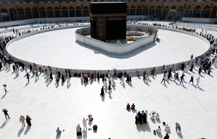 এ নিয়ে দুই পবিত্র মসজিদের প্রধান ইমাম শায়খ আব্দুর রহমান সুদাইসি এ ব্যাপারে মুসলিম উম্মাহর প্রতি সতর্কতামূলক নসিহত পেশ করেছেন।