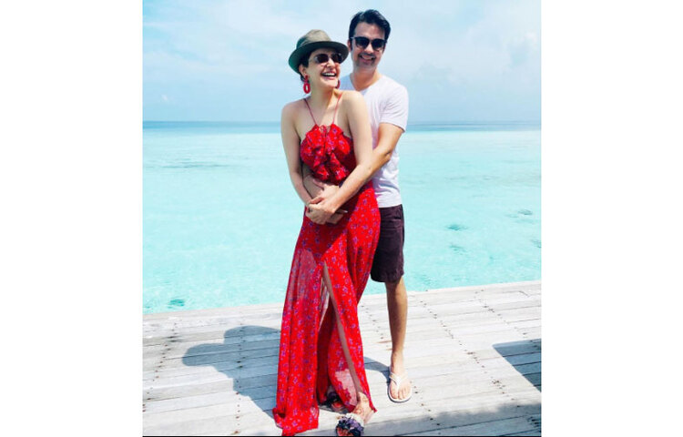 গত ৩০ অক্টোবর ব্যবসায়ী গৌতম কিচলুর সঙ্গে সাতপাকে বাঁধা পড়েছেন। বিয়ের পর হায়দারাবাদে একটি রিসেপশন পার্টিও দিয়েছিলেন কাজল-গৌতম। এই মুহূর্তে স্বামীর সঙ্গে মধুচন্দ্রিমা কাটাতে মালদ্বীপে রয়েছেন অভিনেত্রী।