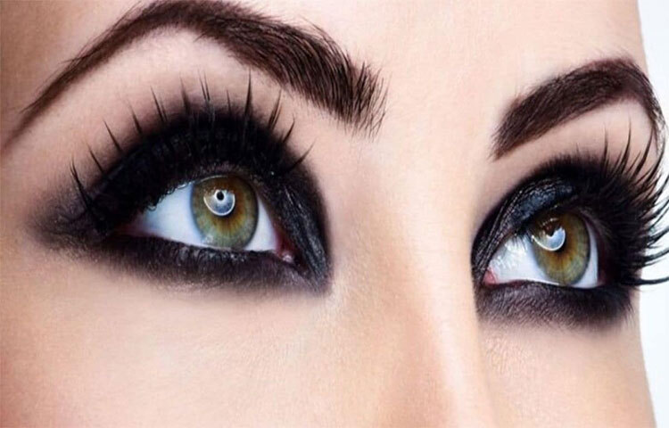 মেকআপ করা প্রায় প্রতিটি নারীর শখ। এটি তার সৌন্দর্যকে আরও বাড়িয়ে তোলে। আর চোখে কাজল লাগানো মেকআপের একটি গুরুত্বপূর্ণ অংশ হিসেবে বিবেচিত হয়। এই কাজল লাগানোর ফলে চোখ সাধারণত খুব সুন্দর ও বড় দেখায়।  ছবি: সংগৃহীত