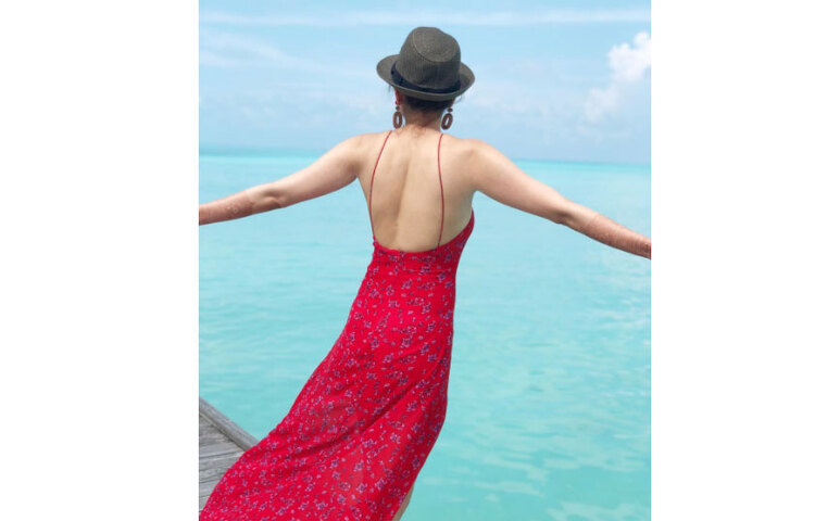 মালদ্বীপের সৈকতে ব্যাকলেস লাল ম্যাক্সি ড্রেসে দেখা গেল কাজল আগারওয়ালকে।