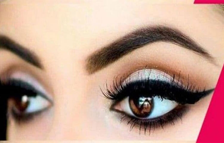 কাজলে পারদ, সীসা এবং প্যারাবেনের মতো উপাদান ব্যবহার করা হয়, যা চোখে কনজাংটিভাইটিসের সমস্যা তৈরি করতে পারে। প্রতিদিন কাজল লাগালে চোখের অ্যালার্জি, কর্নিয়ার আলসার এবং চোখ লাল হয়ে চোখে অস্বস্তি হতে পারে। শুধু তাই নয়, চোখের ভিতরে ফুলে যাওয়ার আশঙ্কাও থাকে এর ফলে। ছবি: সংগৃহীত