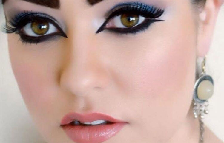 কাজল বানাতে প্রথমে একটা প্রদীপ বা মোম জ্বালিয়ে রাখুন, তারপর উভয় বাটি পাশে রাখুন এবং তারপর প্লেটে সামান্য ঘি দিয়ে বাটিটি রাখুন। এরপরে, ২০ থেকে ৩০ মিনিটের জন্য প্লেটে কাজল বেরিয়ে আসবে। আপনি এটি বের করে একটি বাক্সে রাখতে পারেন। এতে এক ফোঁটা নারকেল তেল যোগ করুন এবং ভালো করে মিশিয়ে নিন। এইভাবে আপনার ঘরে তৈরি কাজল তৈরি হয়ে যাবে। ছবি: সংগৃহীত