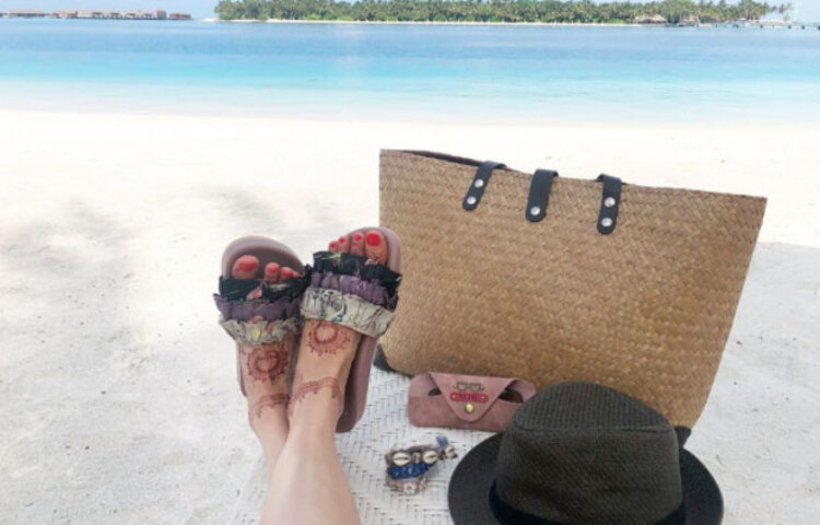 মধুচন্দ্রিমা কাটানোর এই ছবিতে কাজলের পায়ে এখনো শোভা পাচ্ছে বিয়ের মেহেন্দি। তার সঙ্গে রয়েছে একটি বেতের ব্যাগ, টুপি ও চশমা।