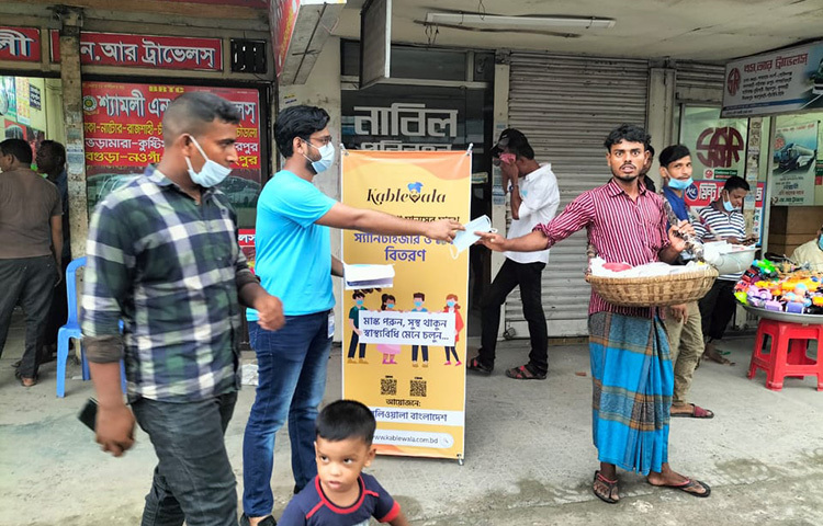 মাস্ক ও স্যানিটাইজার বিতরণ প্রসঙ্গে কাবলিওয়ালা বাংলাদেশের ডিরেক্টর শুভজিৎ মুখার্জি বলেন, ‘করোনাভাইরাস ব্যাপক আকারে ছড়িয়ে পড়েছে। এরই মধ্যে চলে এসেছে ঈদ। যথাযথ স্বাস্থ্যবিধি মেনে ঈদ উদযাপন করতে হবে। রাজধানী ছেড়ে মানুষ স্বজনদের কাছে গ্রামে গিয়ে ঈদ করবে।’ ছবি: সংগৃহীত