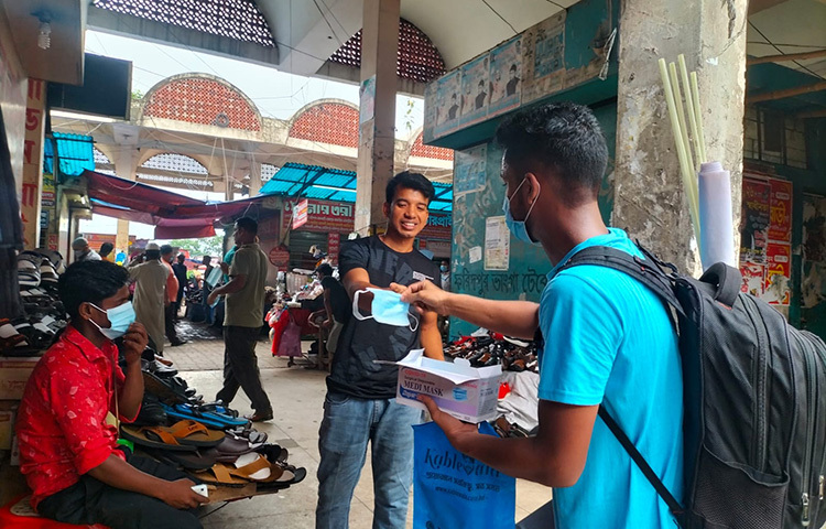 শুভজিৎ মুখার্জি আরও বলেন ‘এখন মানুষ গ্রামে ছুটছে। যাত্রাপথে হয়তো অনেকের কাছে স্যানিটাইজার, মাস্ক নেই। তাই আমরা সবার মাঝে বিনামূল্যে মাস্ক ও স্যানিটাইজার বিতরণ করছি। যাতে মানুষ করোনাভাইরাসের সংক্রমণের হাত থেকে রক্ষা পেতে পারে। এ সময়ে মানুষের পাশে দাঁড়াতে পেরে আমাদের ভালো লাগছে।’ ছবি: সংগৃহীত