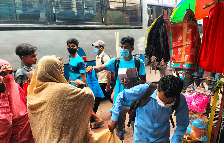 বরগুনাগামী সদরঘাটের যাত্রী মিরাজ হোসেন মাস্ক ও স্যানিটাইজার পেয়ে বলেন, ‘যেখানে আমাদের দেশের অনলাইন বিজনেস প্লাটফর্ম নিয়ে অনেক অভিযোগ রয়েছে সেখানে কাবলিওয়ালা নামের নতুন প্রতিষ্ঠানটি এমন মহতি কাজ করছে দেখে অনেক ভালো লাগছে। আমি এই কার্যক্রমকে সাধুবাদ জানাই।’ ছবি: সংগৃহীত