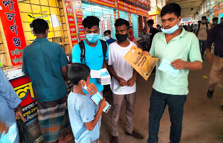 কাবলিওয়ালা বাংলাদেশের কো-অর্ডিনেটর ফাহিমা তাসনিম মুশিতা বলেন, ‘বৈশ্বিক মহামারি করোনার এই সময়ে আমরা মূলত সব শ্রেণির মানুষকে সচেতন করতে মাস্ক ও স্যানিটাইজার বিতরণ করার উদ্যোগ নিয়েছি। ছবি: সংগৃহীত