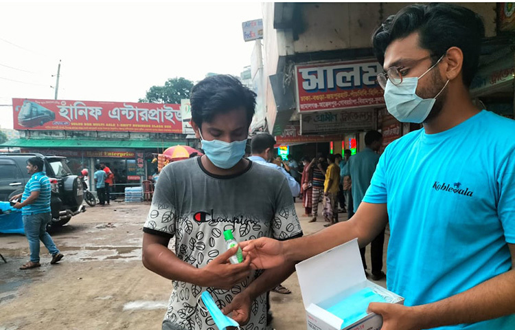 ফাহিমা তাসনিম মুশিতা বলেন ‘আশা করছি ঈদ করতে গ্রামে ঘরমুখো মানুষ আমাদের এ কার্যক্রম দেখে আরও বেশি সচেতন হবে। যারা যাত্রাপথে মাস্ক ও স্যানিটাইজার আনেননি তারা আমাদের সরবরাহ করা এসব সুরক্ষা সামগ্রী পেয়ে উপকৃত হবেন। ভবিষ্যতেও আমরা এ ধরনের সামাজিক সচেতনতামূলক কার্যক্রম নিয়ে মানুষের পাশে থাকবো।’ ছবি: সংগৃহীত