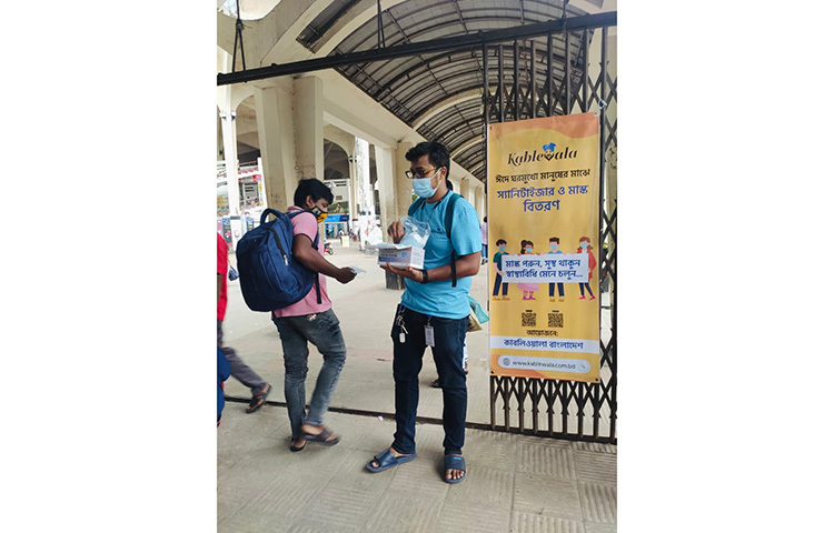 আগামীকাল আফতাবনগর কোরবানির পশুর হাট, ধূপখোলা পশুর হাট, শাহজাহানপুর পশুর হাটসহ বেশ কয়েকটি পশুর হাটে মাস্ক, স্যানিটাইজার ও বেশকিছু জীবাণু নাশক দ্রব্য বিনামূল্যে বিতরণ করা হবে বলে জানিয়েছে কাবলিওয়ালা বাংলাদেশ। ছবি: সংগৃহীত