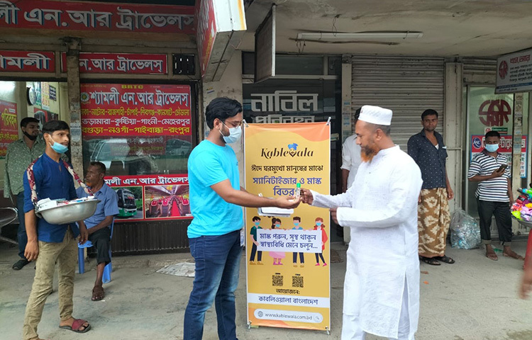 ঘরমুখো মানুষ স্যানিটাইজার ও মাস্ক পেয়ে অনেক খুশি। ছবি: সংগৃহীত