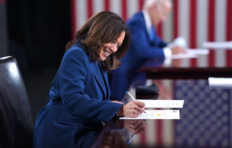 কমলার মা ক্যান্সার গবেষক শ্যামলা গোপালান, ভারতীয় এক কূটনীতিকের মেয়ে। তিনি নিজেকে ভারতীয় হিসেবে পরিচয় পছন্দ করেন।