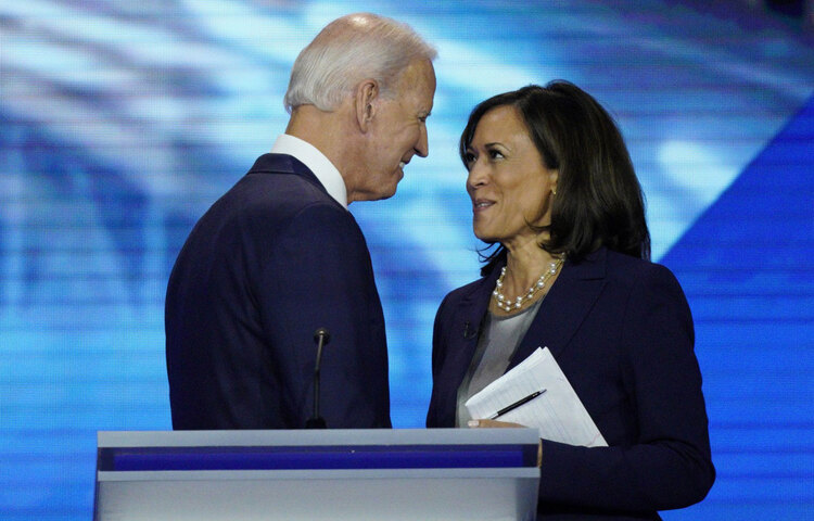 ১৯৯০ সালে কমলা ওকল্যান্ডে ডেপুটি অ্যাটর্নি জেনারেল হিসেবে কাজ শুরু করেন কমলা।