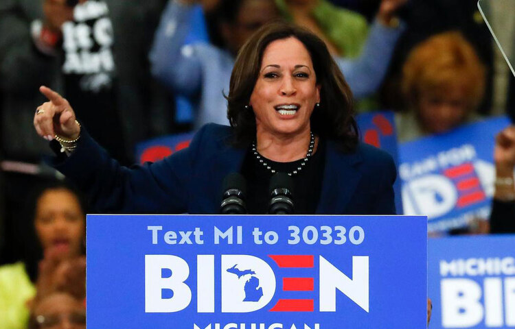 ২০১৬ সালের সিনেট নির্বাচনে লোরেটা সানচেজকে পরাজিত করে বারবারা বক্সারের উত্তরসূরী হন কমলা। এর ফলে তিনি ক্যালিফোর্নিয়ার তৃতীয় নারী সিনেটর হওয়ার পাশাপাশি দ্বিতীয় আফ্রিকান-মার্কিন নারী এবং প্রথম দক্ষিণ-এশীয় বংশোদ্ভূত মার্কিনি হিসেবে মার্কিন যুক্তরাষ্ট্রের আইনসভার উচ্চকক্ষ সিনেটে দায়িত্ব পালন করেন।