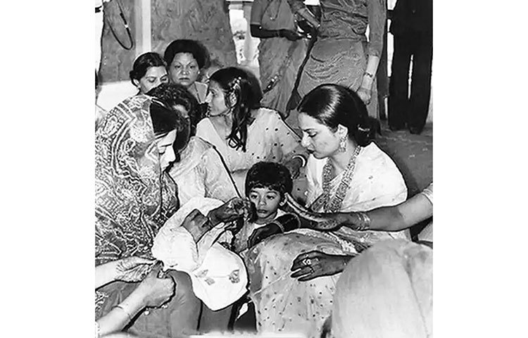 নিতু কাপুরের সঙ্গে বিয়ের সময় কেমন ছিলেন ঋষি, ইন্টারনেটে ছড়িয়ে পড়েছে সেই ছবি।