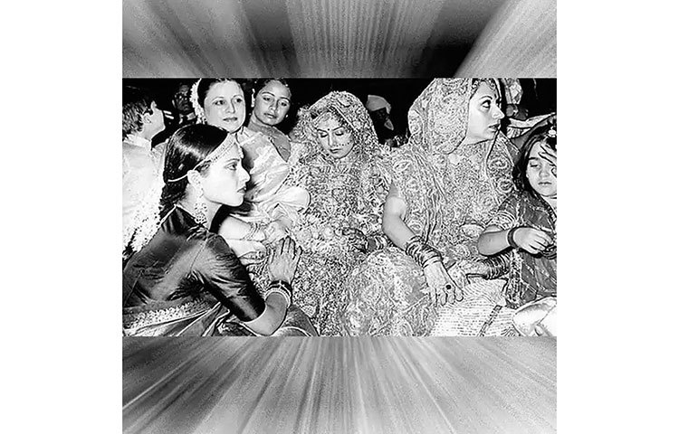 যেখানে ১৪ বছরের ছোট নিতু কাপুরের সঙ্গে গাঁটছড়া বাঁধতে দেখা যায় ঋষি কাপুরকে। ঋষি-নিতুর বিয়ের বিয়ের অনুষ্ঠানে হাজির হন রেখা, শত্রুঘ্ন সিনহার মতো একাধিক তারকা।