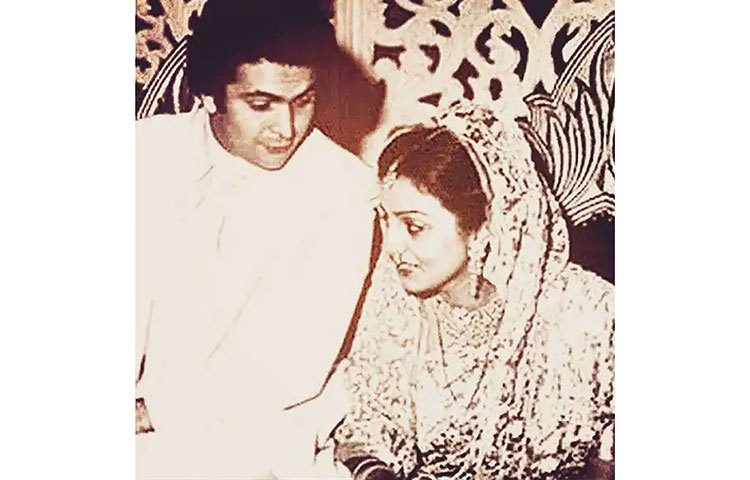 ঋষির চলে যাওয়ার দিন এবার ছড়িয়ে পড়তে শুরু করেছে প্রয়াত অভিনেতার সোনালি দিনের সব ছবি।