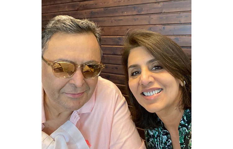 ঋষি কাপুরের সঙ্গে নিতু সিংয়ের সম্পর্কের কথা বলিউডে কোনো দিনই লুকোচুরির বিষয় ছিল না। শোনা যায়, ইয়াসমিন নামে এক বান্ধবীর প্রেমে হাবুডুবু খেতে খেতেই ঋষির সঙ্গে পরিচায় হয় ডিম্পল কপাডিয়ার। ডিম্পলের সঙ্গে সম্পর্কের মাঝেই চলে আসেন আবার নিতু সিং। এই নিতু সিংকেই শেষে বিয়ে করেন ঋষি কাপুর।