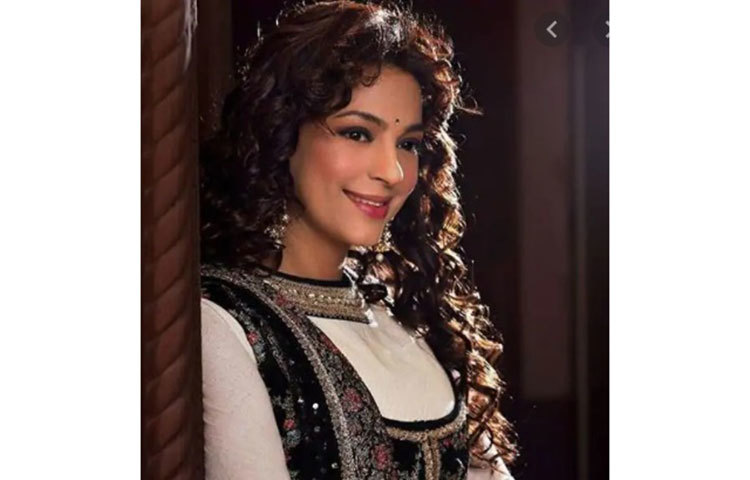 বিয়ের পর জুহি চাওলার সঙ্গেও ঋষি কাপুর সম্পর্কে জড়ান বলে বলিউডে জোর গুঞ্জন ছড়ায়।