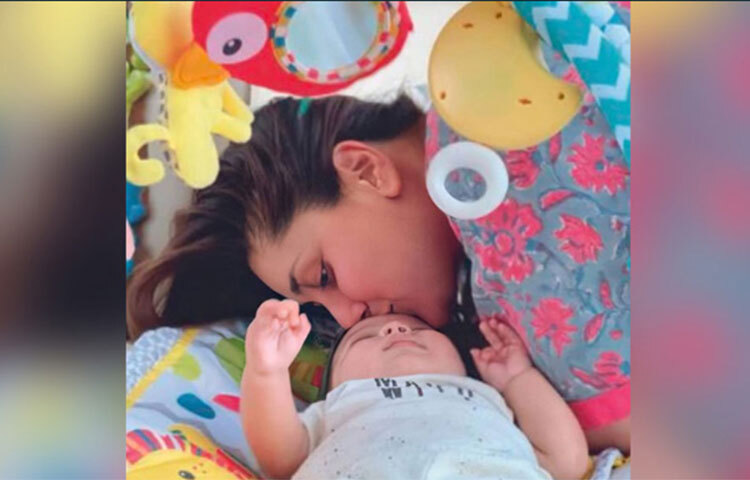 বছরখানেক আগে বলিউডের বিখ্যাত জুটি সাইফ আলি খান ও কারিনা কাপুর খানের দ্বিতীয় পুত্র জে’র জন্ম। ছবি: সংগৃহীত