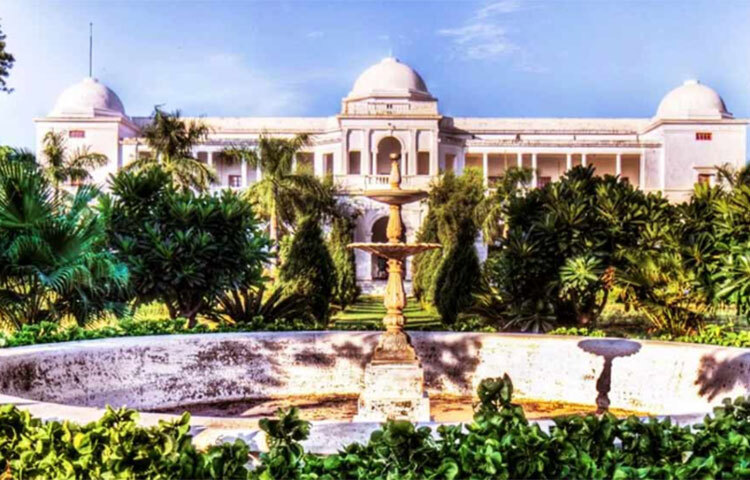 এর ঠিক পরেই তারা পরিবারসহ নতুন বাড়িতে চলে আসেন। খান দম্পতি তাদের সাংসারিক জীবনের বেশির ভাগ সময় ‘পাতৌদী প্যালেস’-এ অতিবাহিত করেছেন। সম্প্রতি তারা চলে এসেছেন নতুন বাড়িতে। ছবি: সংগৃহীত