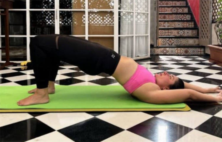 দুই সন্তানের মা হওয়ার পরেও টানটান চেহারা কারিনা কাপুরের। তবে এই ফিটনেসের পিছনে রয়েছে তার পরিশ্রম। নিয়মিত যোগব্যায়াম করেন অভিনেত্রী। ছবি: সংগৃহীত